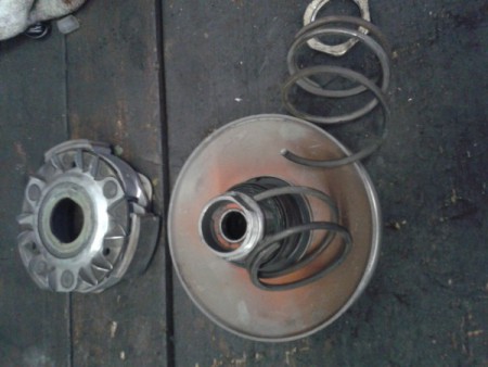 Niečo klepkalo v motore skútra. :-) (zlomená kontrastná pružina v spojke)