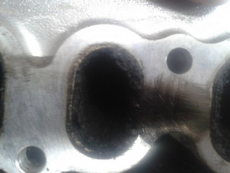 Zakarbónované sacie potrubie, zlý tlak v sacom potrubí, slabý výkon.